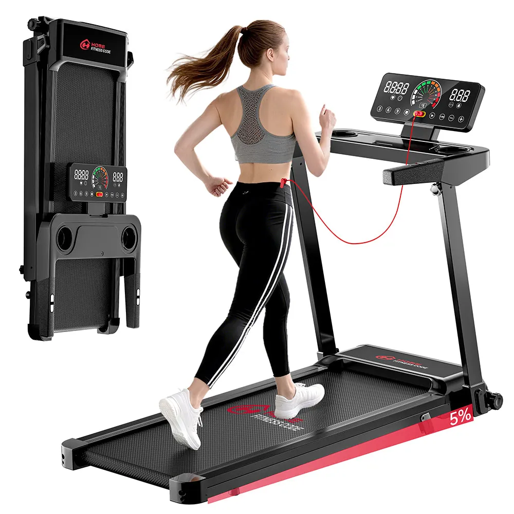 Femme courant sur le Q8, avec le tapis plié en arrière-plan